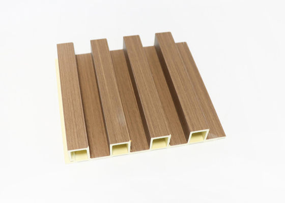 Panneau de mur intérieur de PVC WPC de cannelure d'intérieur en bois de grain pour la décoration