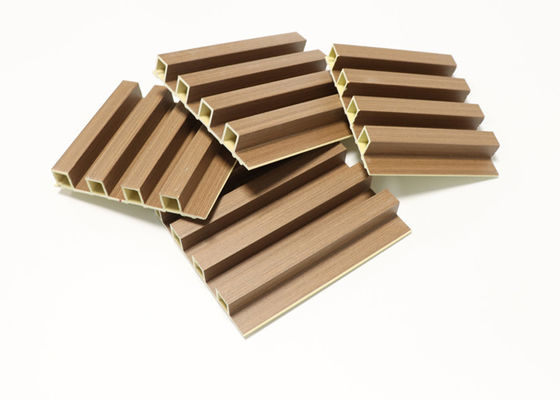 Panneau de mur intérieur de PVC WPC de cannelure d'intérieur en bois de grain pour la décoration