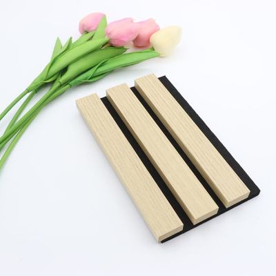 Panneau cannelé acoustique de grain en bois insonorisé pour la décoration intérieure