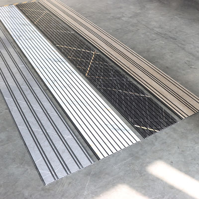 Panneau de plafond décoratif en PVC pour mur Revêtement mural commercial en PVC Panneau mural intérieur durable Matériau mural facile à nettoyer