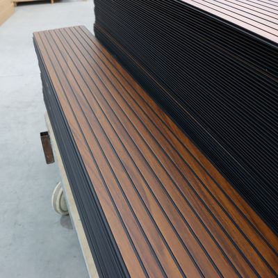 Panneau de plafond décoratif en PVC pour mur Revêtement mural commercial en PVC Panneau mural intérieur durable Matériau mural facile à nettoyer