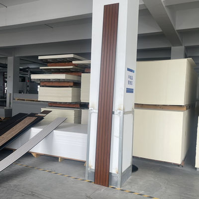 Panneau de plafond décoratif en PVC pour mur Revêtement mural commercial en PVC Panneau mural intérieur durable Matériau mural facile à nettoyer