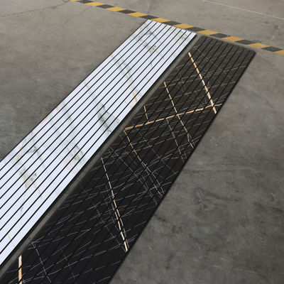 Panneau de plafond en PVC pour la décoration de la maison moderne en tant que panneau mural 3D Texture Panneau mural en PVC pour le salon Chambre à coucher