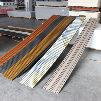 Panneau de plafond en PVC gaufré 3D pour décoration murale, panneau mural moderne, surface texturée, revêtement mural en PVC facile à nettoyer