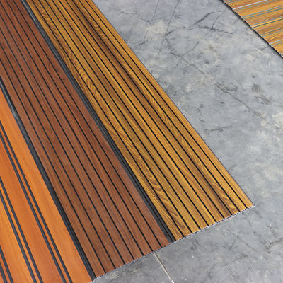 Panneau de plafond en PVC à grains de bois pour les murs intérieurs Panneau de mur rentable Alternative aux tuiles Plaque de mur facile à entretenir