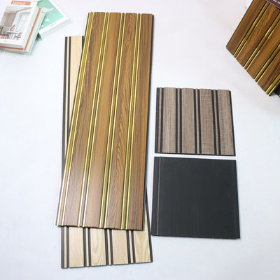 Panneau de plafond en PVC à grains de bois pour les murs intérieurs Panneau de mur rentable Alternative aux tuiles Plaque de mur facile à entretenir