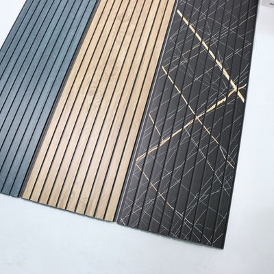 Panneau de plafond en PVC à grains de bois pour les murs intérieurs Panneau de mur rentable Alternative aux tuiles Plaque de mur facile à entretenir
