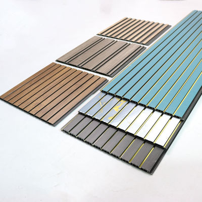 Panneau mural en bois de grain de PVC Panneau mural décoratif Matériau respectueux de l'environnement Pour la chambre à coucher Salle de séjour TV Mural de fond