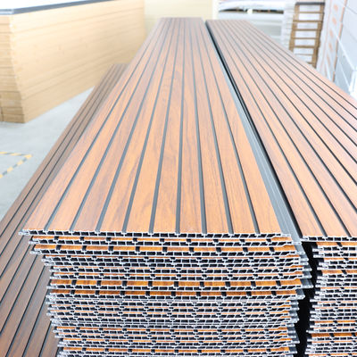 Panneau mural en bois de grain de PVC Panneau mural décoratif Matériau respectueux de l'environnement Pour la chambre à coucher Salle de séjour TV Mural de fond