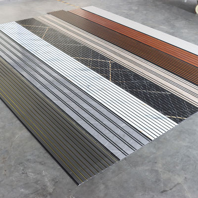 Panneau mural en bois de grain de PVC Panneau mural décoratif Matériau respectueux de l'environnement Pour la chambre à coucher Salle de séjour TV Mural de fond