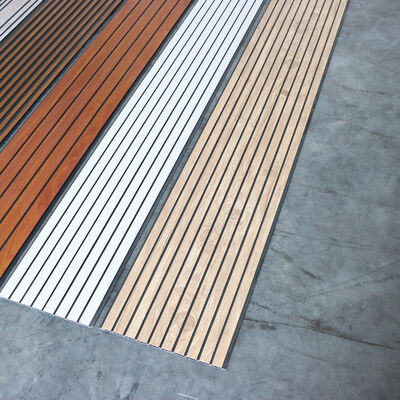 Panneau mural de plafond cannelé en PVC, résistant à l'humidité et facile à installer, pour décoration murale de plafond d'intérieurs modernes