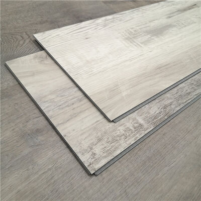 Formaldéhyde E0 SPC Résistance à la couture des revêtements de sol ≥ 1,5KN/M PVC avec matière première calcaire offre des performances dans les zones sujettes à l'humidité