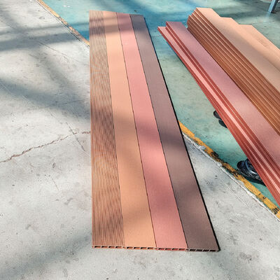 Système de panneaux muraux extérieurs en WPC composite en bois plastique imperméable à l'eau pour revêtements muraux extérieurs