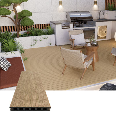 Plancher en WPC extérieur durable. Plancher composite imperméable à l'eau à structure creuse pour le jardin et le paysage