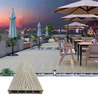 Plancher en WPC extérieur durable. Plancher composite imperméable à l'eau à structure creuse pour le jardin et le paysage