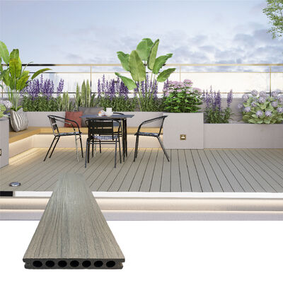 Plancher en WPC extérieur durable. Plancher composite imperméable à l'eau à structure creuse pour le jardin et le paysage