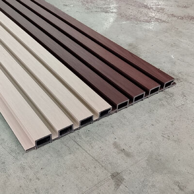 Panneau mural extérieur en WPC de haute qualité composite en bois plastique imperméable à l'eau pour la décoration de bâtiments