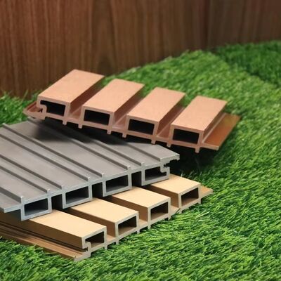 Panneau mural extérieur de revêtement extérieur Wpc d'isolation thermique et phonique pour l'extérieur