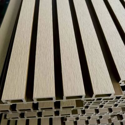 le PVC cannelé par creux 3d a cannelé la décoration extérieure de revêtement de panneaux de mur acoustiques de Wpc