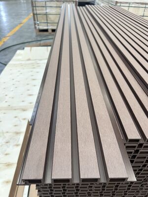 Panneaux muraux composites WPC ignifuges et durables pour extérieur avec rainure et languette en PVC