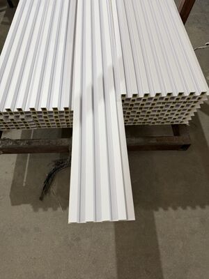 Panneau mural WPC personnalisé écologique pour intérieur avec grille irrégulière 160x24