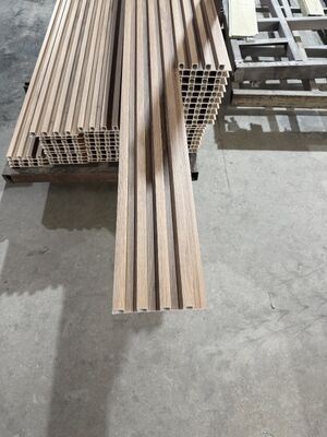 Panneau mural WPC personnalisé écologique pour intérieur avec grille irrégulière 160x24