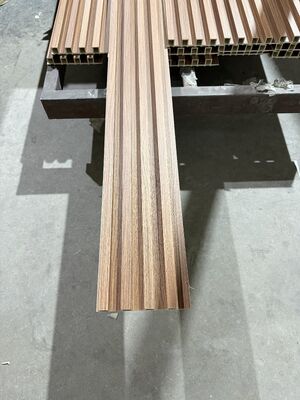 Panneau mural WPC personnalisé écologique pour intérieur avec grille irrégulière 160x24