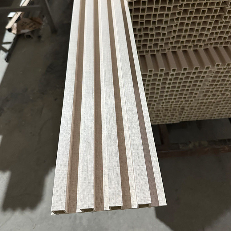 Le revêtement de mur intérieur en Wpc composite de haute qualité est coloré