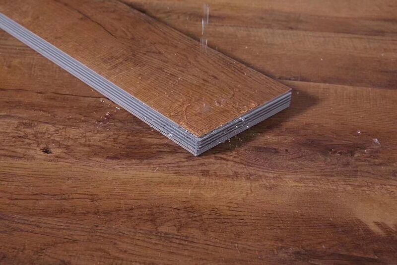 Plancher composite en plastique de pierre typique de 1220 mm x 183 mm doté de caractéristiques antidérapantes conçues pour une installation facile et à long terme