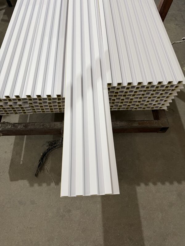 Panneau mural WPC personnalisé écologique pour intérieur avec grille irrégulière 160x24