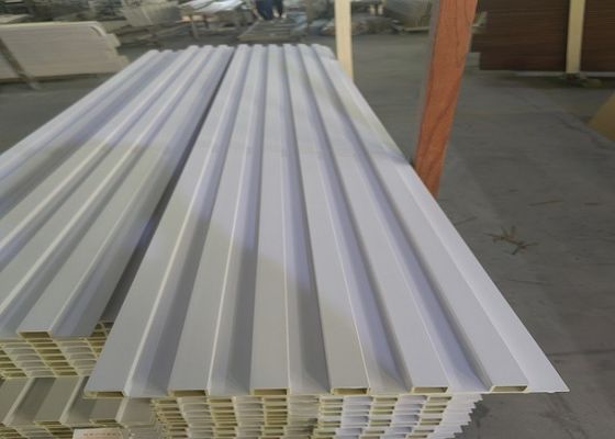 Le panneau de mur en bois de PVC WPC de grain a tuyauté le panneau de mur des panneaux de mur WPC 3D