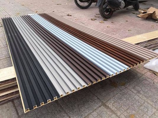 Le panneau de mur en bois de PVC WPC de grain a tuyauté le panneau de mur des panneaux de mur WPC 3D