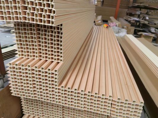 Les grains en bois en bois ont stratifié le panneau de mur intérieur de WPC pour la décoration d'intérieur