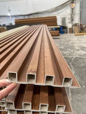 Les grains en bois en bois ont stratifié le panneau de mur intérieur de WPC pour la décoration d'intérieur
