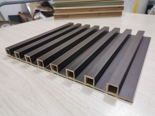 Le panneau de mur en bois de PVC WPC de grain a tuyauté le panneau de mur des panneaux de mur WPC 3D