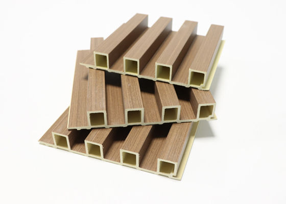 Le panneau de mur intérieur composé en plastique en bois de WPC a tuyauté le panneau de mur de WPC