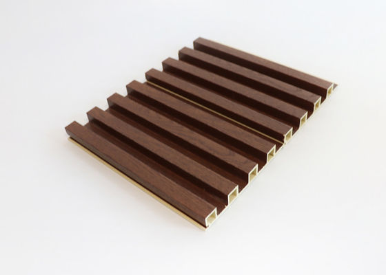 Panneau de mur intérieur de PVC WPC de cannelure d'intérieur en bois de grain pour la décoration