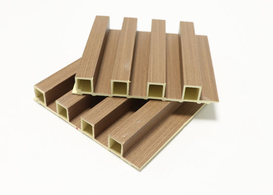 Installez vite le revêtement ignifuge de panneau de mur de WPC pour la décoration intérieure 192mm x 14mm