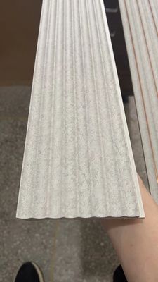 Mur 3D en bois intérieur de picoseconde de décoration imperméable lambrissant le bâti de corniche