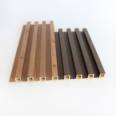 Revêtement de revêtement composé en plastique cannelé de PVC de WPC de mur de panneau en bois d'intérieur intérieur de décor