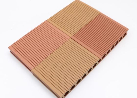 Le Decking en bois extérieur 3D du grain WPC a gravé le plancher en refief composé en plastique en bois