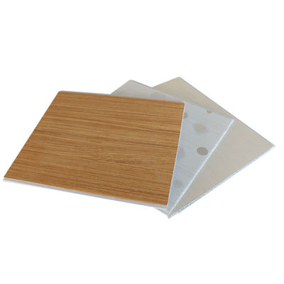 Le mur de PVC et les panneaux de plafond intérieurs décoratifs imperméables ont stratifié