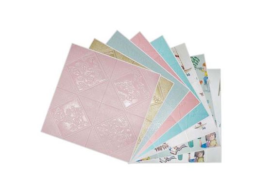 Autocollant blanc de mur de mousse du PE 3D des panneaux de mur de PE 70x77cm pour la décoration à la maison