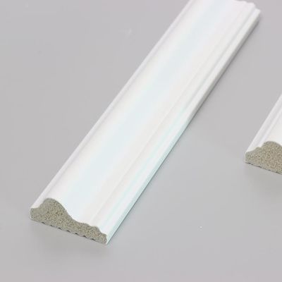 Bâti amorcé par plinthe de bordage décoratif blanc de tuile avec la lumière menée