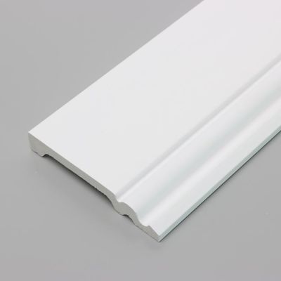 Bâti amorcé par plinthe de bordage décoratif blanc de tuile avec la lumière menée