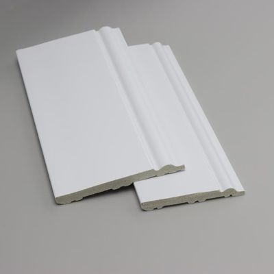 Bâti amorcé par plinthe de bordage décoratif blanc de tuile avec la lumière menée