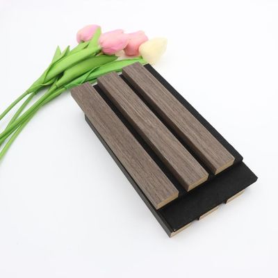 Panneau cannelé acoustique de grain en bois insonorisé pour la décoration intérieure