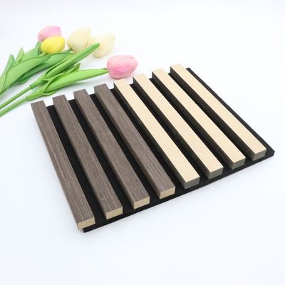 Panneau cannelé acoustique de grain en bois insonorisé pour la décoration intérieure