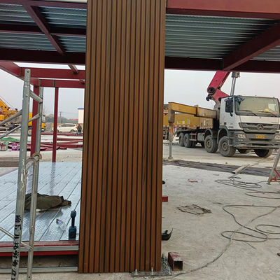Panneaux muraux en WPC modernes avec une texture en grains de bois pour la décoration extérieure