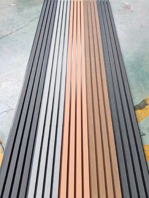Panneaux muraux en WPC modernes avec une texture en grains de bois pour la décoration extérieure